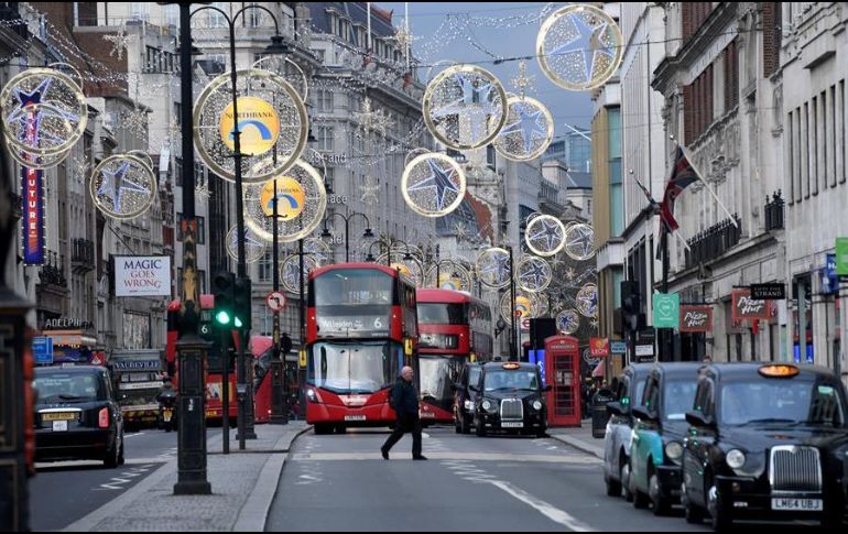 El número de hospitalizados por COVID-19 en el país es de 16 mil 570. EFE/F. Arrizabalaga