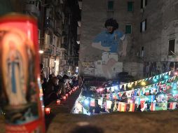 Fanáticos en Nápoles, Italia, montaron un pequeño altar en honor al futbolista. EFE/C. Fusco