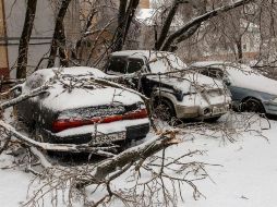 Gruesas capas de hielo cubrieron árboles, vehículos, calles y cables de electricidad, muchos de los cuales cedieron bajo el peso. AP/A. Khitrov