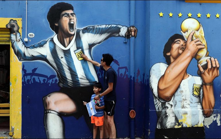 El ex futbolista deslumbró a muchos  y algunos los iluminó para crear una parodia de religión por quienes lo consideraban el mejor jugador de todos los tiempos. AFP / A. Pagni