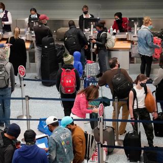 Millones viajan por Día de Gracias en EU pese a pandemia