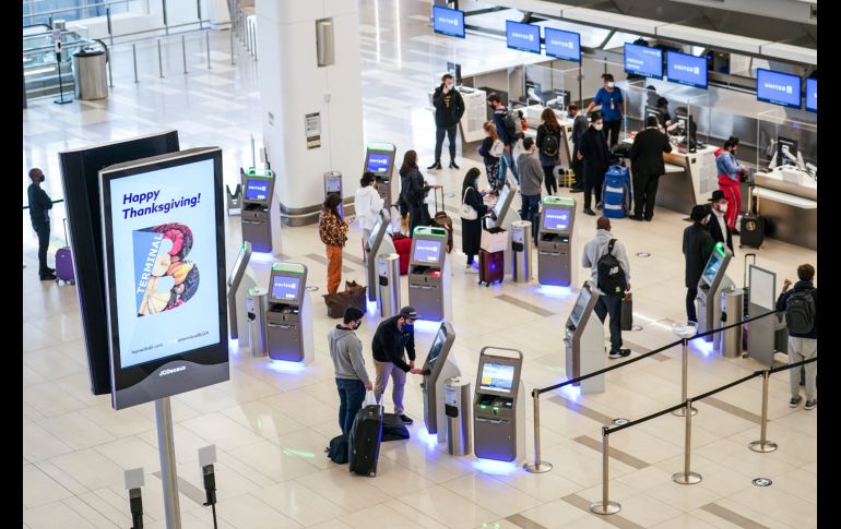 Viajeros en el aeropuerto LaGuardia este miércoles en New York. AP/J. Minchillo