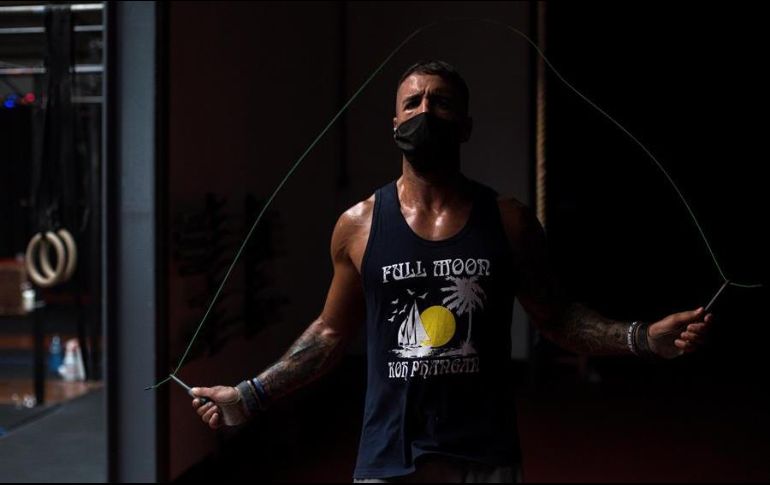 Aún en casa, es necesario realizar una rutina de ejercicios moderados. EFE/ARCHIVO