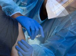 El laboratorio no mencionó por qué algunos participantes del ensayo clínico fueron inoculados con dosis incompletas. AFP/R. Beck