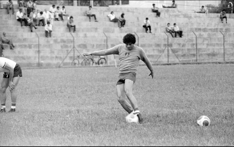 ANTE CHIVAS. Maradona entrena con el Argentinos Juniors para enfrentar al Rebaño en un cuadrangular. EL INFORMADOR/ARCHIVO