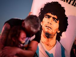 Desde la medianoche, cientos de personas se fueron congregando frente a la Casa Rosada para poder ingresar a despedir al astro del futbol. AFP/R. Schemidt