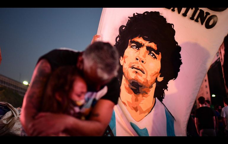 Desde la medianoche, cientos de personas se fueron congregando frente a la Casa Rosada para poder ingresar a despedir al astro del futbol. AFP/R. Schemidt