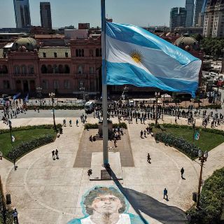 Maradona: Miles de argentinos desfilan ante el féretro en funeral en la Casa Rosada