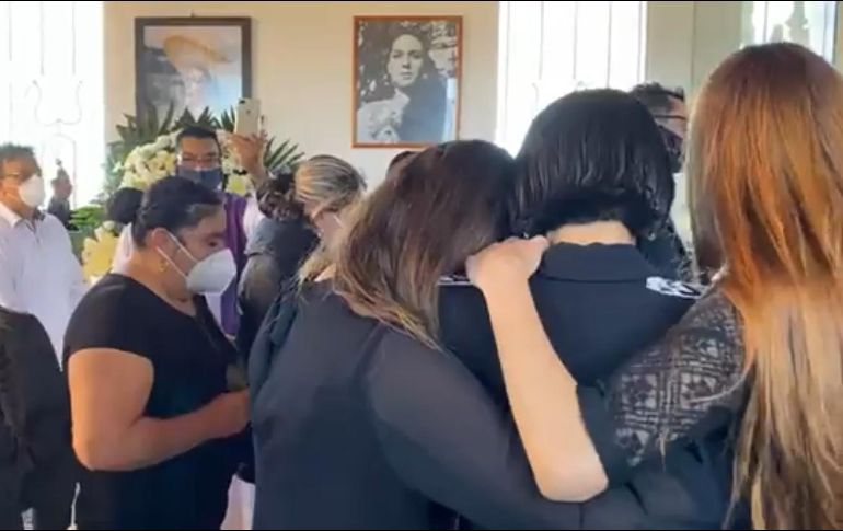 En el material se puede ver a Angela romper en llanto cuando el ataúd es colocado dentro de la capilla. ESPECIAL