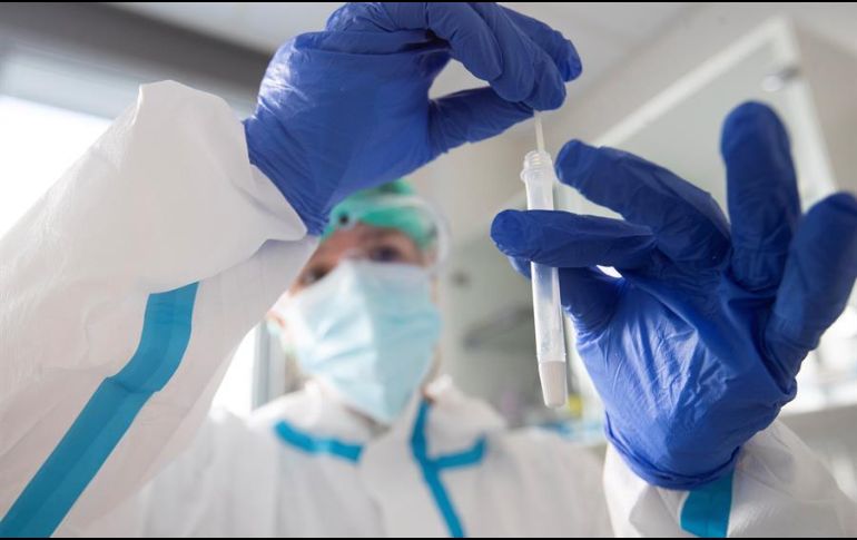 Una sanitaria realiza una prueba de antígenos en un hospital de Madrid. EFE/M. Pérez