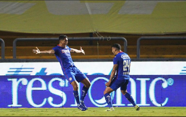 Luis Romo y Juan Escobar festejan una de las anotaciones. IMAGO 7