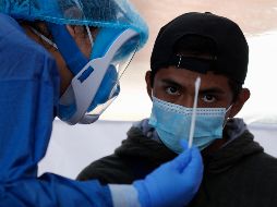 Las pruebas de antígenos se realizan como la PCR con hisopo en nariz o garganta, con el cual personal capacitado extrae la muestra. AP / ARCHIVO