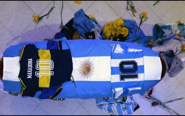 Miles de personas se acercaron a La Casa Rosada para despedir a su ídolo. EPA