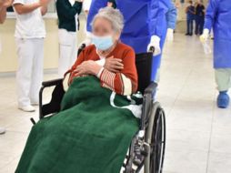 La señora Leonor dejó el hospital esta semana tras más de 20 días recibiendo atención médica. ESPECIAL