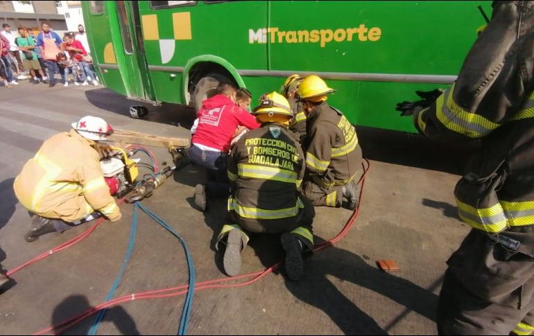 Elementos de protección civil utilizaron equipo hidráulico para levantar la unidad y lograr el rescate. ESPECIAL