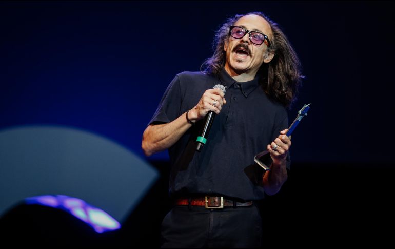 El director Gerardo Naranjo recibe el galardón a “Mejor película mexicana” en el Premio Mezcal por “Kokoloko”. EL INFORMADOR/G. Gallo