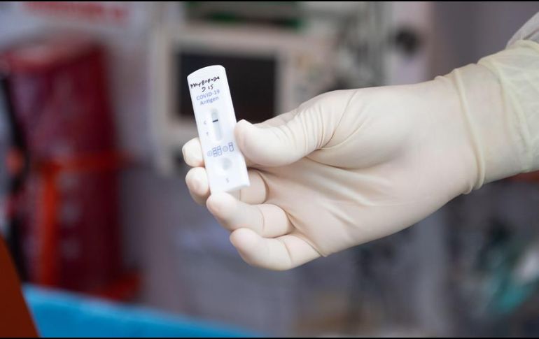 Se han registrado mil 216 casos positivos al SARS-CoV-2 entre personal de salud jalisciense. EFE