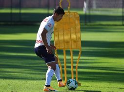 Ángel Zaldívar, quien estará de inicio, toca el balón durante la práctica de ayer previo al encuentro. TWITTER/@chivas