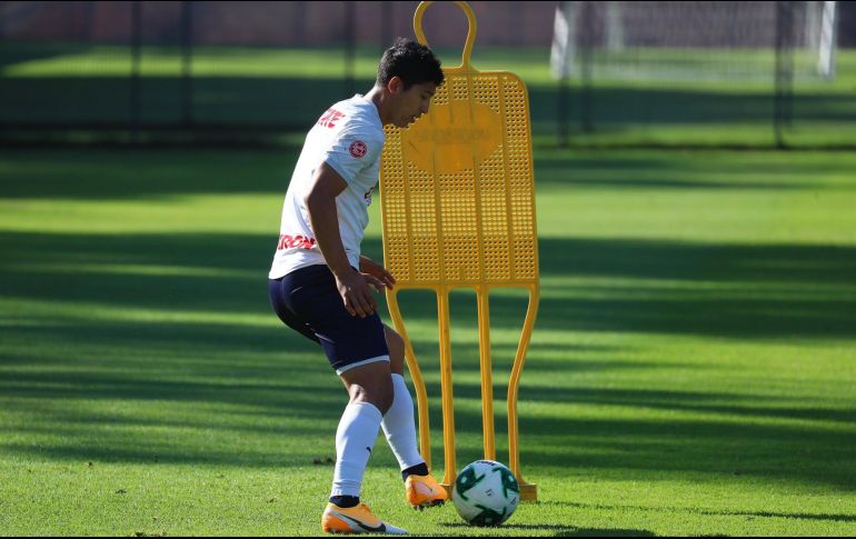 Ángel Zaldívar, quien estará de inicio, toca el balón durante la práctica de ayer previo al encuentro. TWITTER/@chivas