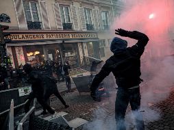 En París, donde al menos 46 mil personas se volcaron a las calles, estallaron violentos enfrentamientos al caer la noche. EFE / C. Petit Tesson