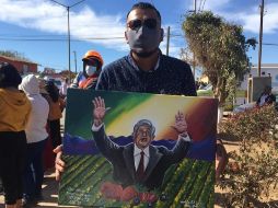 AMLO recibió el cuadro y, con una seña afectuosa, agradeció el obsequio. SUN