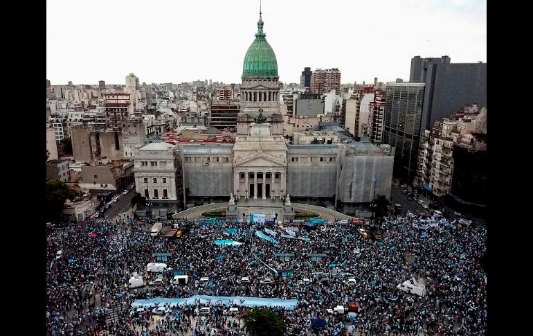 Los manifestantes se reunieron afuera del Congreso en Buenos Aires. AFP/I. Pisarenko