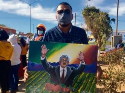 “RETRATO”. Jornaleros agradecen el apoyo del Mandatario con un cuadro. ESPECIAL