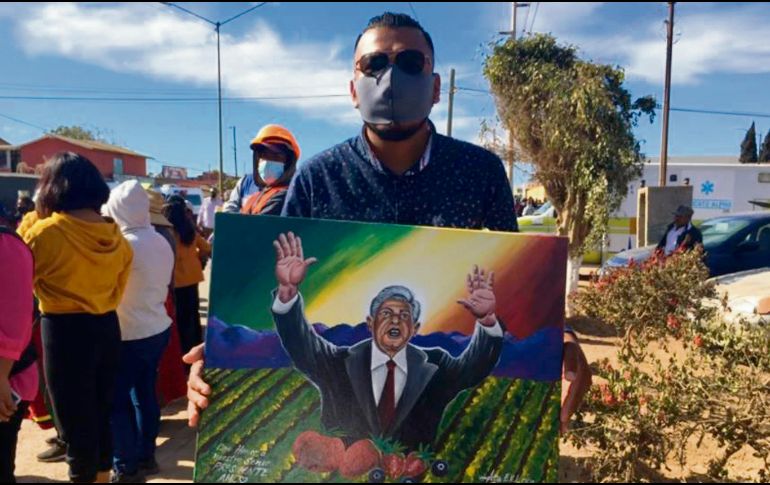 “RETRATO”. Jornaleros agradecen el apoyo del Mandatario con un cuadro. ESPECIAL