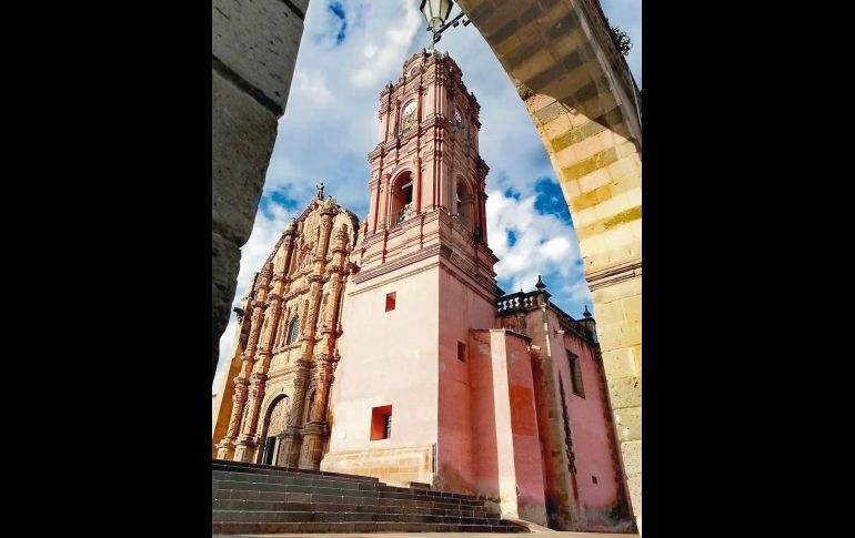 SANTUARIO DE NUESTRA SEÑORA DEL CARMEN. Con bellos detalles en cantera.  ESPECIAL