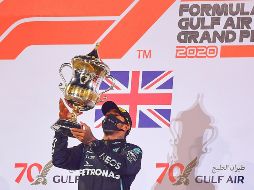 Hamilton levantando la copa tras triunfar en el GP de Baréin. EFE / G. Cacace