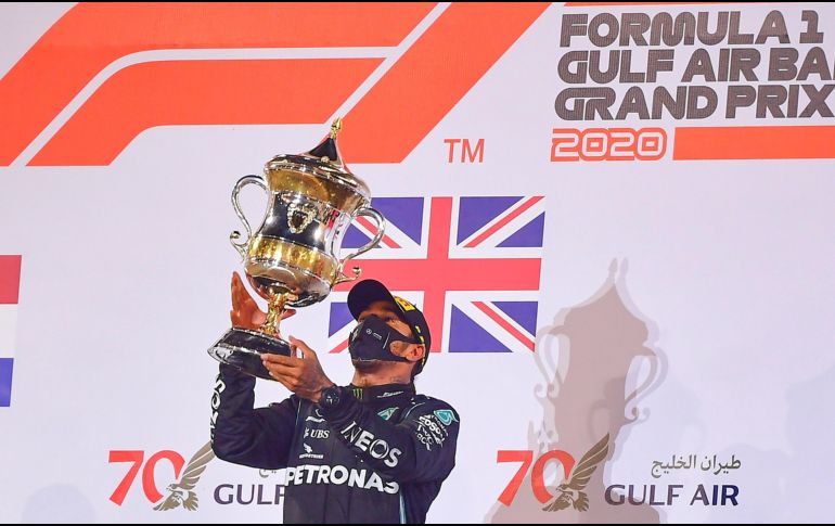 Hamilton levantando la copa tras triunfar en el GP de Baréin. EFE / G. Cacace