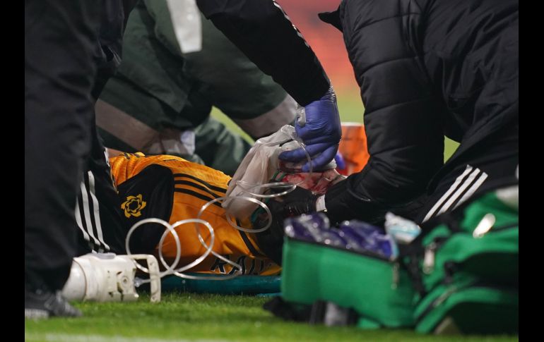El atacante mexicano Raúl Jiménez recibe atención en el campo tras el golpe. AFP/J. Walton