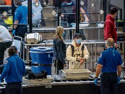 Medidas. Las autoridades de Estados Unidos redoblan esfuerzos en los aeropuertos previo a las fiestas decembrinas.