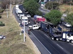 El accidente sucedió hacia el mediodía de este lunes sobre la Carretera a Morelia, a la altura del fraccionamiento Monteverde. ESPECIAL / Bomberos de Tlajomulco