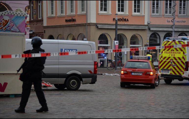 El conductor fue detenido, informaron fuentes de la Policía, mientras que la zona fue acordonada y se desplegó un fuerte operativo policial. AP / H. Tittel