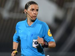 La francesa, elegida la mejor árbitra de 2019, seguirá haciendo historia en el futbol solo una semana después de haber dirigido el encuentro de la Europa League entre el Granada y el Omonia Nicosia. AFP / ARCHIVO