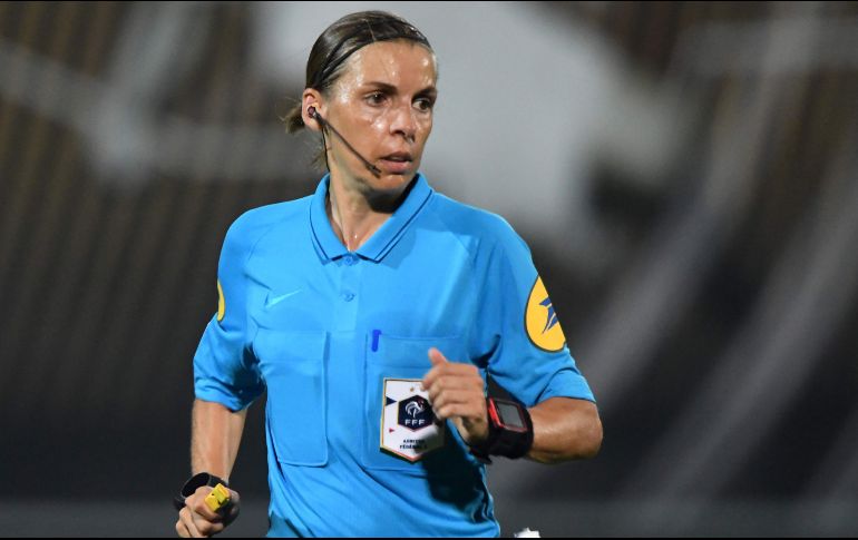 La francesa, elegida la mejor árbitra de 2019, seguirá haciendo historia en el futbol solo una semana después de haber dirigido el encuentro de la Europa League entre el Granada y el Omonia Nicosia. AFP / ARCHIVO