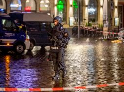 Un hombre condujo a toda velocidad con su vehículo en una zona peatonal para atropellar transeúntes y puestos durante varios metros. AP / M. Probst