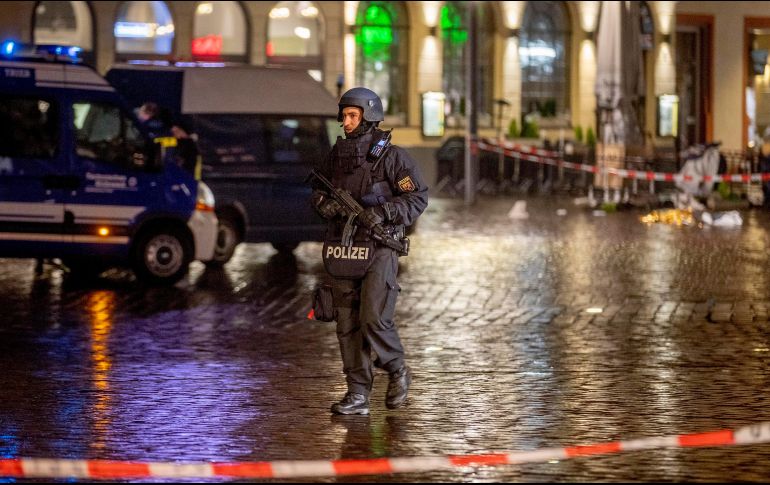 Un hombre condujo a toda velocidad con su vehículo en una zona peatonal para atropellar transeúntes y puestos durante varios metros. AP / M. Probst