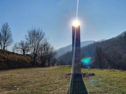 El monolito captado en Piatra Neamt, en el noreste de Rumania. AFP/www.ziarpiatraneamt.ro