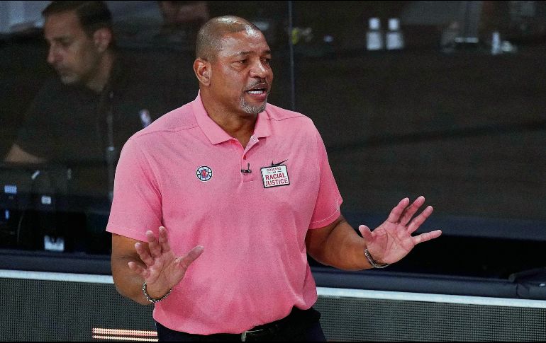 ATENTO. Doc Rivers, entrenador de los 76ers, dice que toda la Liga está en alerta en medio de la pandemia. AP • M. Terrill