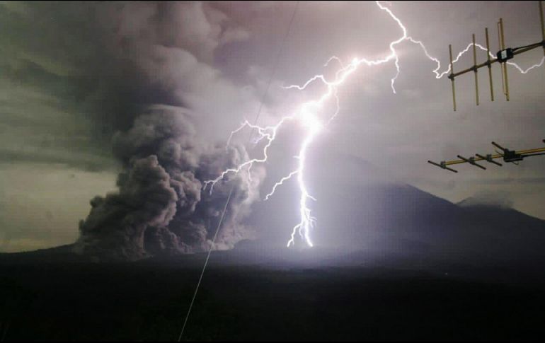 La erupción del Monte Semeru comenzó el martes y unas 500 personas tuvieron que abandonar sus hogares. EFE