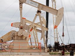 El barril de referencia en EU subió ante la luz verde de las autoridades británicas a la vacuna de Pfizer y BioNTech. EFE/L. Smith