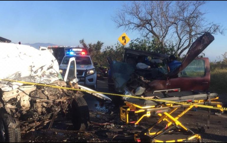 En el punto impactaron de frente dos camionetas tipo pickup. ESPECIAL / Protección Civil Jalisco