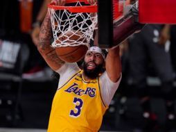 El acuerdo de renovación de Davis, de 27 años, se produce un día después de que LeBron James ampliara su vinculación con los Lakers por dos años más. AP / ARCHIVO