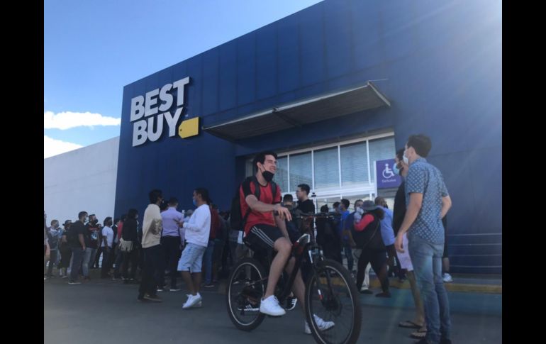 Largas filas se observaron en tienda en la plaza comercial de avenida Vallarta, en Zapopan. EL INFORMADOR/C. Lemus