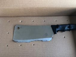 A Óscar Ulises “N”, de 24 años, se le asegura el arma blanca utilizada para el robo y el celular de la víctima. ESPECIAL/ Policía de Tonalá