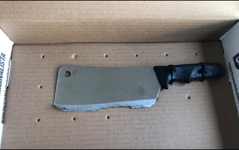 A Óscar Ulises “N”, de 24 años, se le asegura el arma blanca utilizada para el robo y el celular de la víctima. ESPECIAL/ Policía de Tonalá