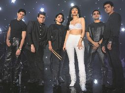 Christian Serratos (de blanco) es la protagonista de “Selena: la serie”. ESPECIAL