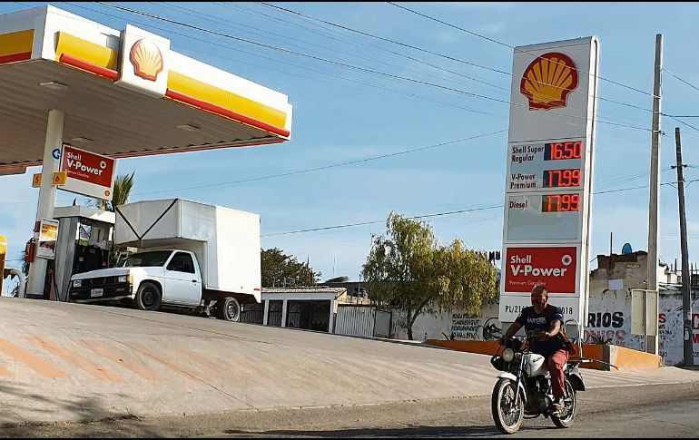 Se prevé que hacia finales de año e inicios de 2021 los precios de la gasolina en la metrópoli regresen a los 20 pesos por litro, debido a que habrá una mayor demanda. EL INFORMADOR/S. Blanco